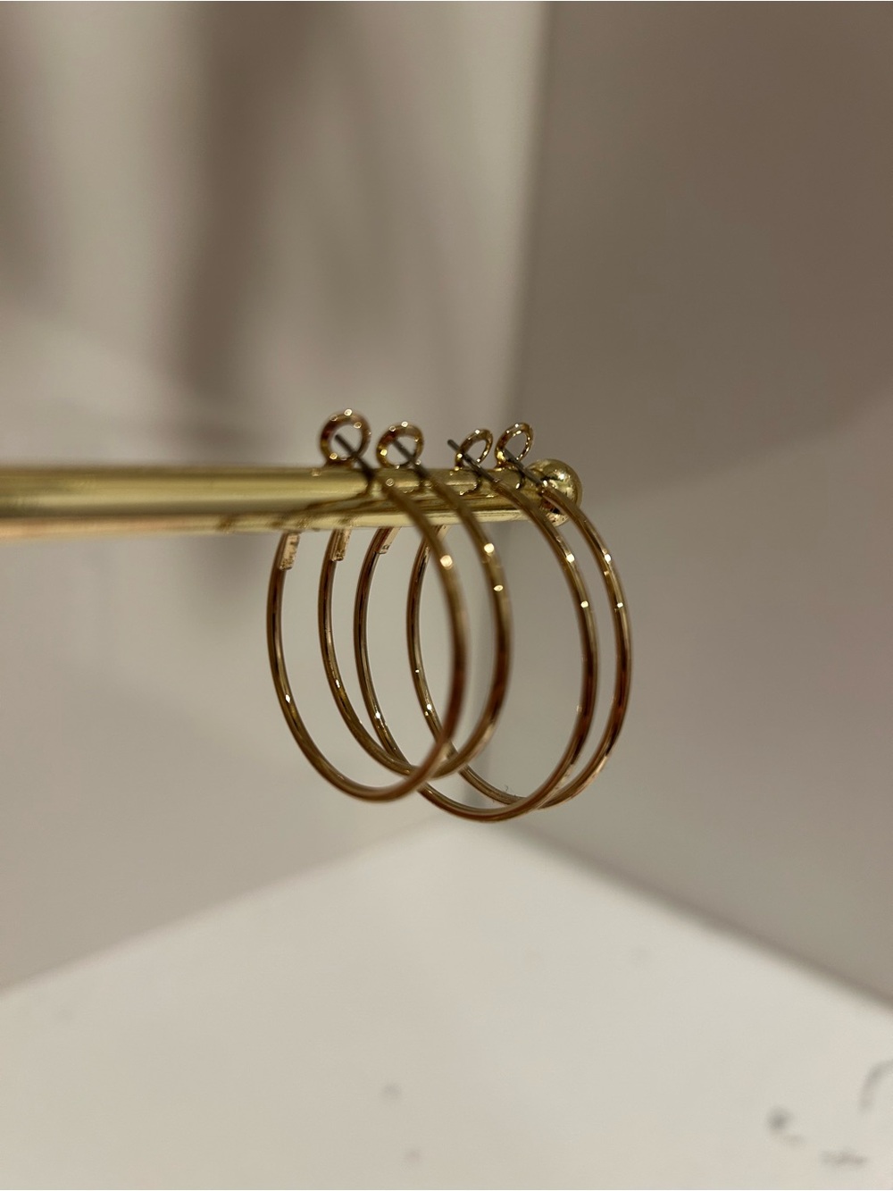 Set of 2 Gold Hoop Earrings in 2 Different Sizes - Classic Women Jewelry